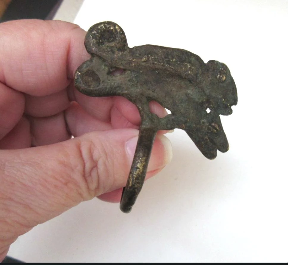 Vintage side: an antique brass Lobi Africa ring: Divination Chameleons- – photo 2